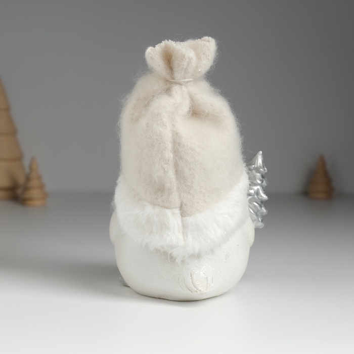 Сувенир полистоун Сувенир полистоун "Воробушек в шапке, с серебристой ёлкой" 10х8,5х13 см