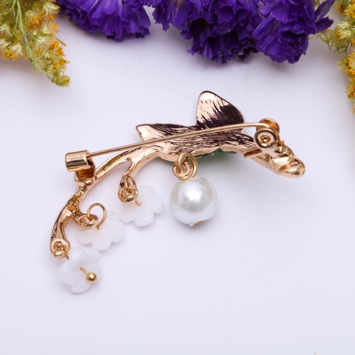 Брошь «Цветы» ландыши, цвет бело-зелёный в золоте Брошь «Цветы» ландыши, цвет бело-зелёный в золоте