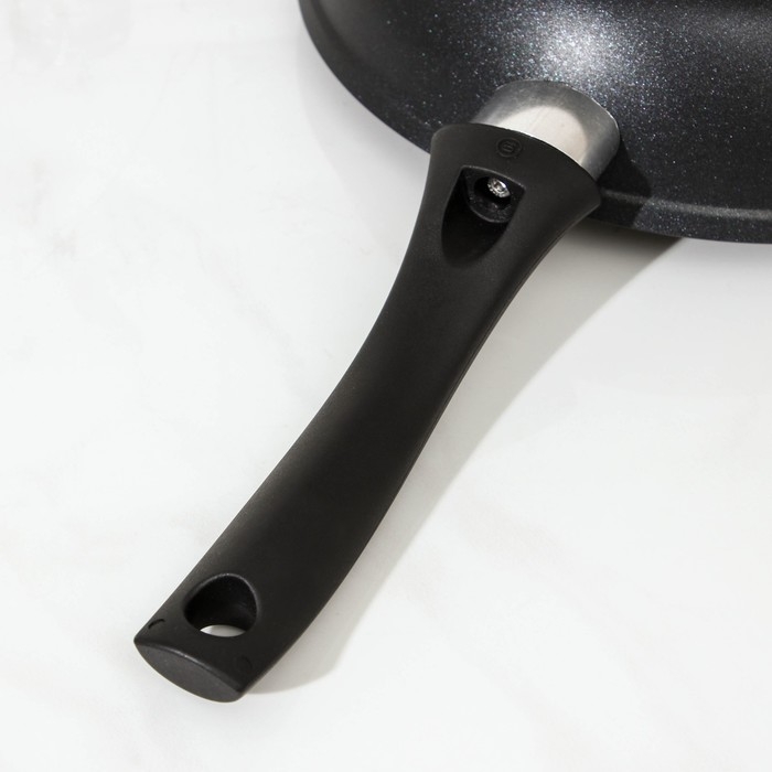 Сковорода «Традиция», d=24 см, пластиковая ручка, стеклянная крышка, антипригарное покрытие, цвет чёрный Сковорода «Традиция», d=24 см, пластиковая ручка, стеклянная крышка, антипригарное покрытие, цвет чёрный