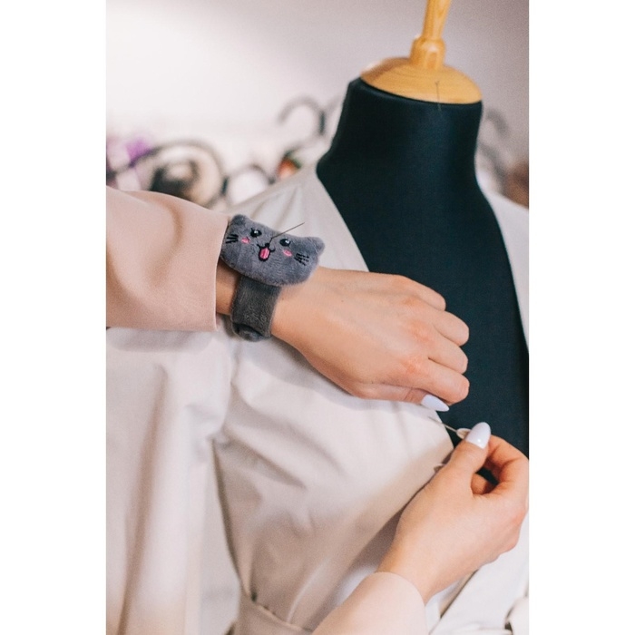 Игольница на браслете «Кошка», 23 × 6,5 см, цвет серый МИКС Игольница на браслете «Кошка», 23 × 6,5 см, цвет серый МИКС