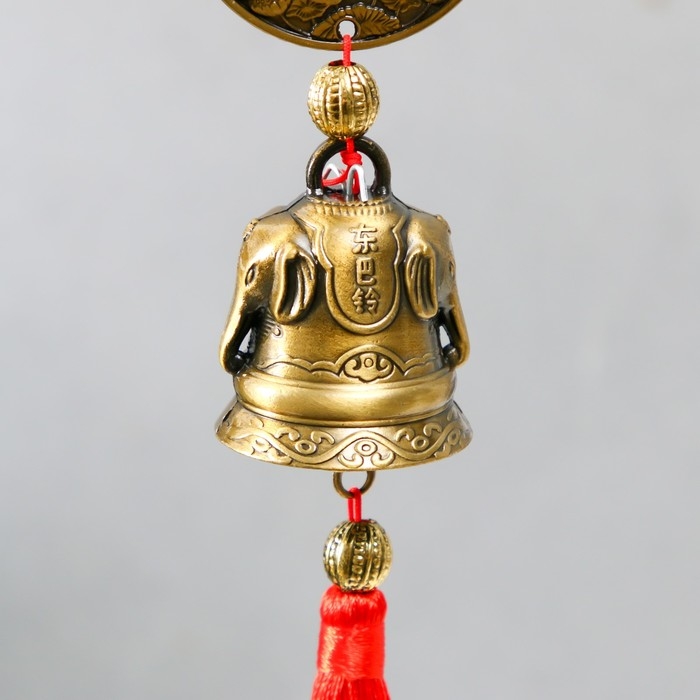 Колокольчик металл  Колокольчик металл "Слоны на монете, слоны на колоколе" красный узел счастья 5х4х48 см