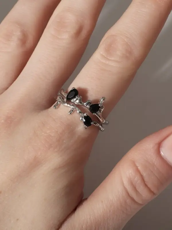 Кольцо &laquo;Чары&raquo;, чёрное в серебре, безразмерное