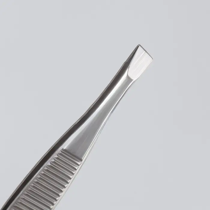 Пинцет скошенный, узкий, 9 см, в футляре, МИКС Пинцет скошенный, узкий, 9 см, в футляре, МИКС