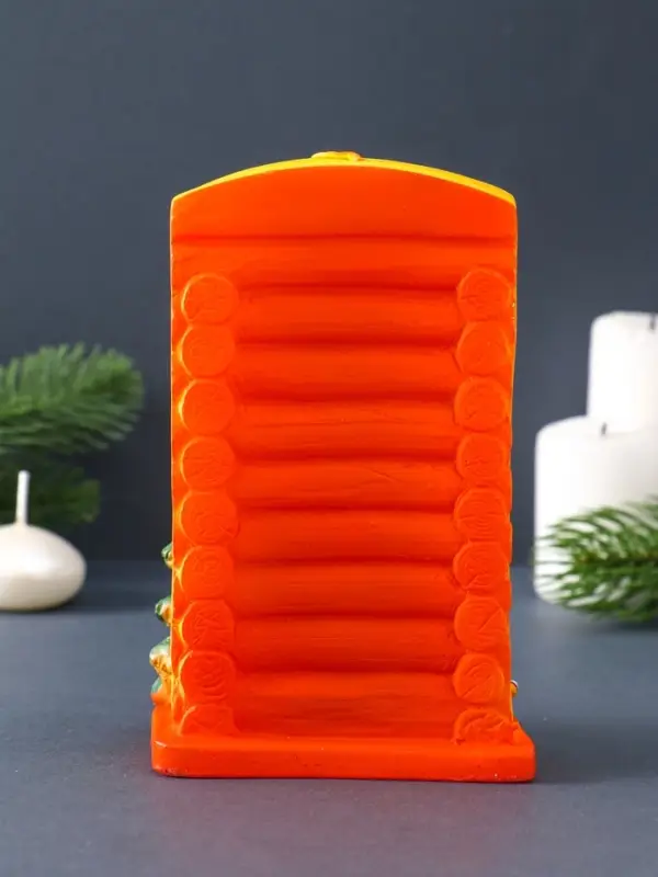 Свеча фигурная "Дед Мороз стучится в дом" 6,5х9х14,5 см