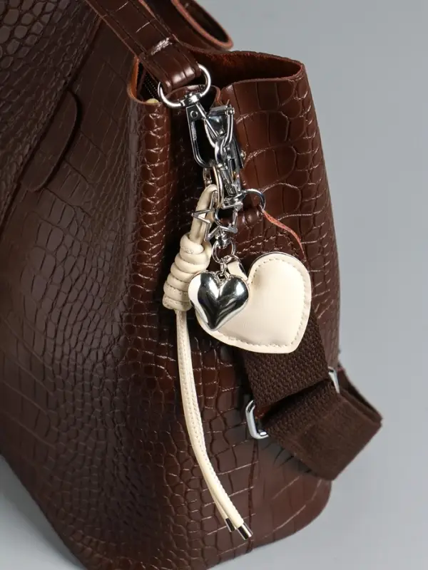 Брелок на карабине кожзам Брелок на карабине кожзам "Сердце" с узлом, белый 21х5,5х1,5 см