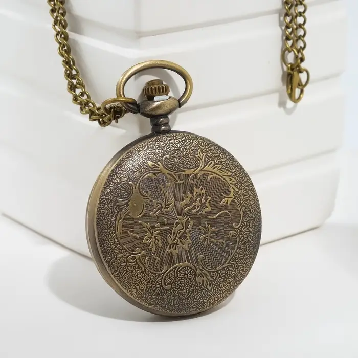 Часы карманные &laquo;Бонжур&raquo;, кварцевые, диаметр циферблата 4 см, 5.5&times;4.5 см, золотистые