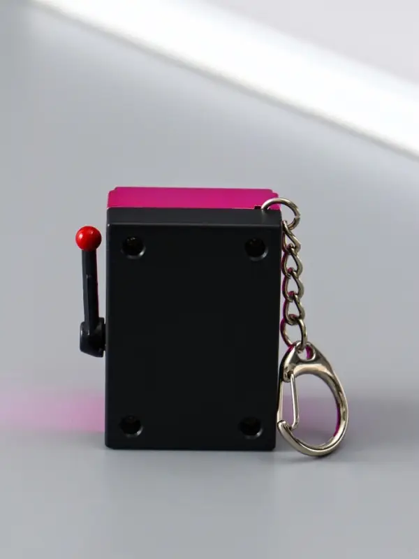 Брелок пластик "Игровой автомат - казино" фуксия 2,7х3,4х5 см