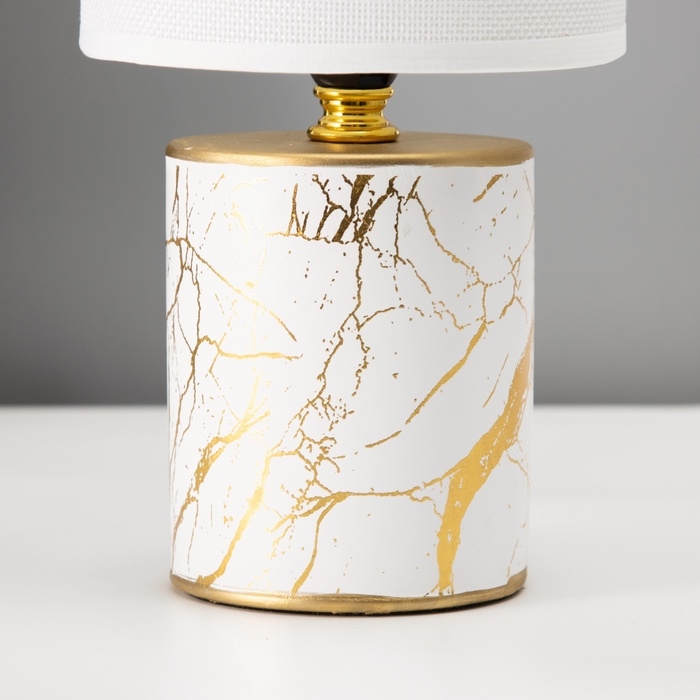 Настольная лампа с абажуром RISALUX «Юнона», Е14, 40 Вт, бело-золотой, 13×13×26.5 см Настольная лампа с абажуром RISALUX «Юнона», Е14, 40 Вт, бело-золотой, 13×13×26.5 см