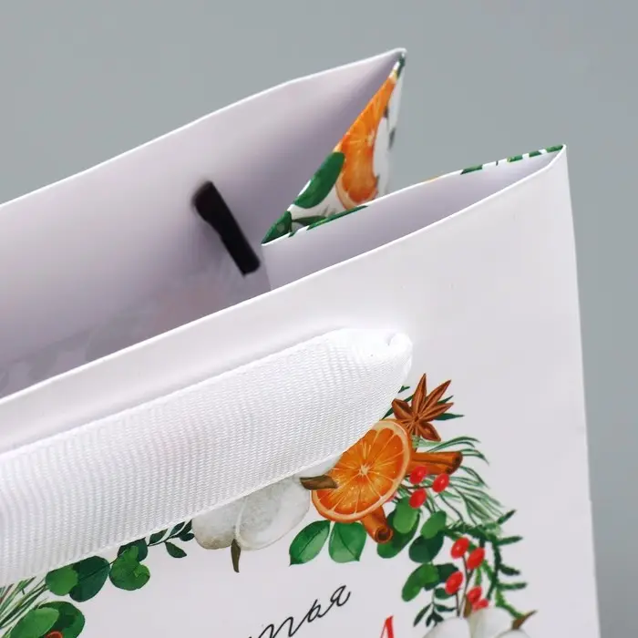 Пакет подарочный новогодний ламинированный квадратный «Счастье», 14 х 14 х 9 см Пакет подарочный новогодний ламинированный квадратный «Счастье», 14 х 14 х 9 см