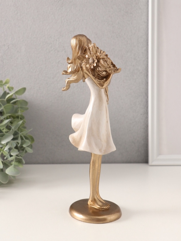 Сувенир полистоун  Сувенир полистоун "Девушка с охапкой подсолнухов" 9,5х7х23,5 см