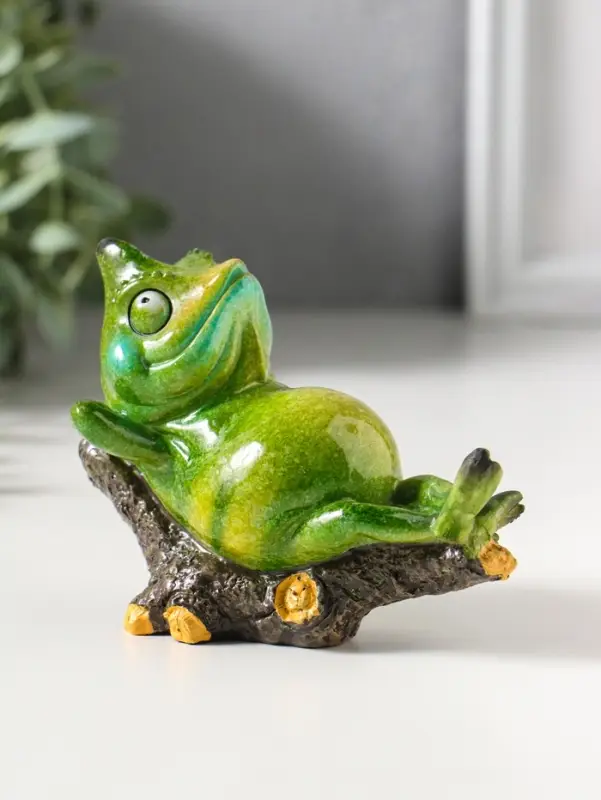 Сувенир полистоун лак "Хамелеон отдыхает на лежаке" зелёный 10,8х6х8,2 см