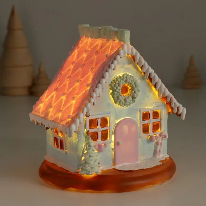 Фигурка светящаяся &laquo;Пряничный домик с ёлочкой&raquo;, зефирный, 12.5&times;12.5&times;12.5 см