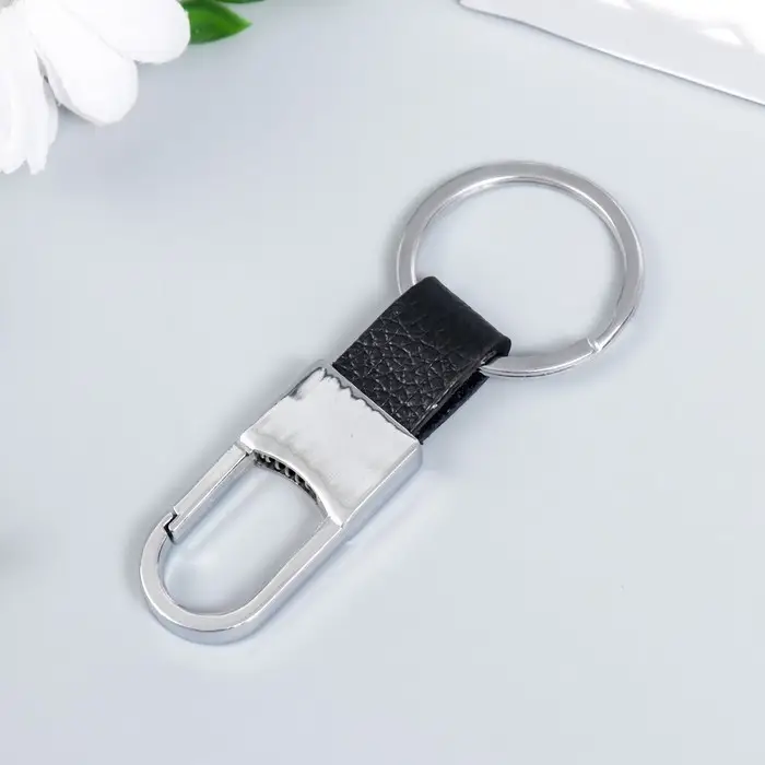 Брелок металл "Карабин полуовал вставка из искусственной кожи" чёрный 8,2х3,2 см