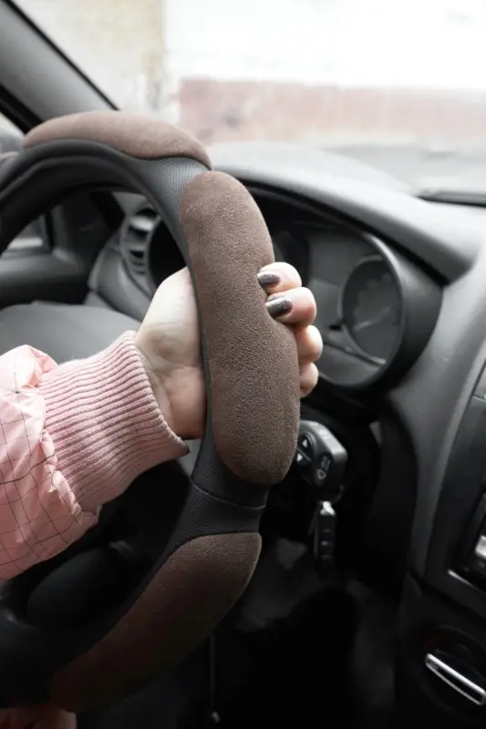 Спонжевая оплетка руля AVS SP-426M-BR ( размер M, коричневый) - Серия "Sponge"