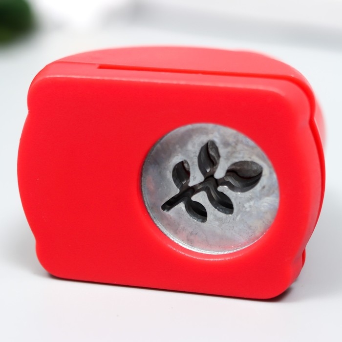 Фигурный дырокол д. 1,8 см веточка 4,5*3,2*3,7 см МИКС