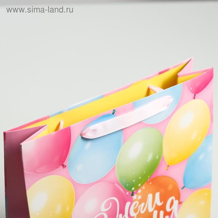 Пакет подарочный ламинированный вертикальный, упаковка, &laquo;С днём рождения!&raquo;, M 25.5 х 30 х 9 см