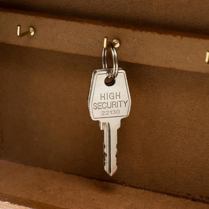 Ключница дерево 6 крючков Ключница дерево 6 крючков "Дом со ставнями-сердечками" 29,5х22,5х6 см