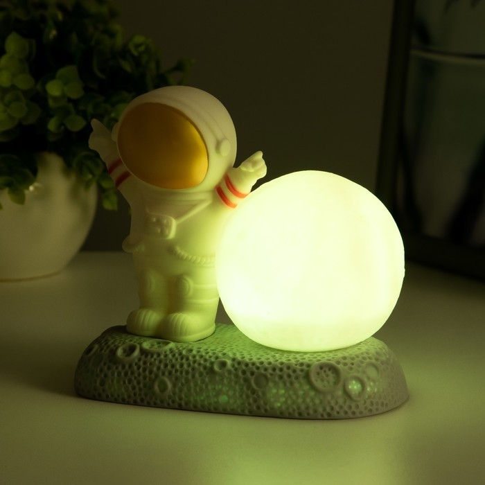 Ночник Ночник "Крутой космонавт" LED 2Вт RGB от батареек 3хLR44 бело-золотой 11х6х11 см RISALUX