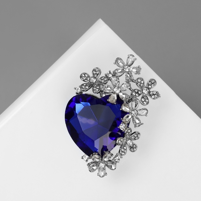 Брошь Брошь "Сердце" в цветах, цвет бело-синий в серебре