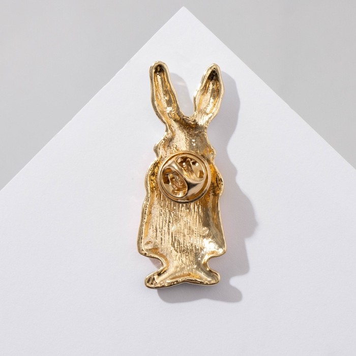 Значок «Крольчиха» с букетом, цветной в золоте Значок «Крольчиха» с букетом, цветной в золоте