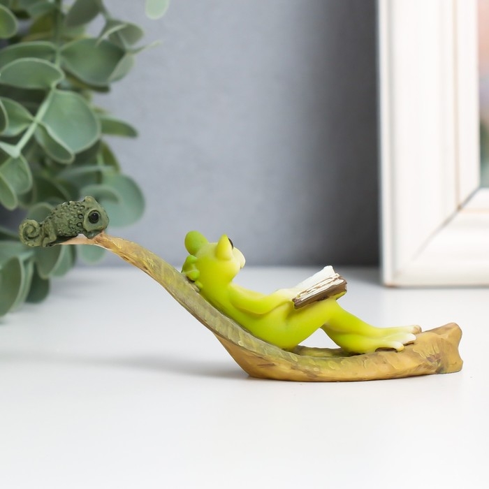 Сувенир полистоун Сувенир полистоун "Лягушонок читает книжку на листике с хамелеоном" 4,6х3х12 см