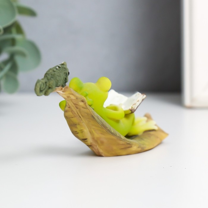 Сувенир полистоун Сувенир полистоун "Лягушонок читает книжку на листике с хамелеоном" 4,6х3х12 см