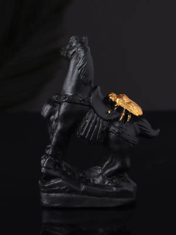 Фигура "Конь с мухой", 8х6х3 см, черный