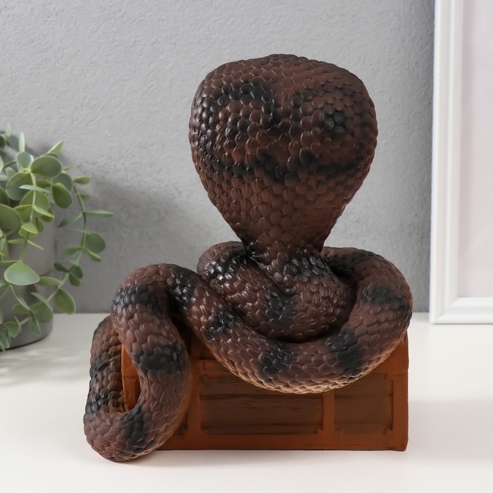 Фигурка Фигурка "КОБРА НА СУНДУКЕ" 20 х 17 х 12 см.