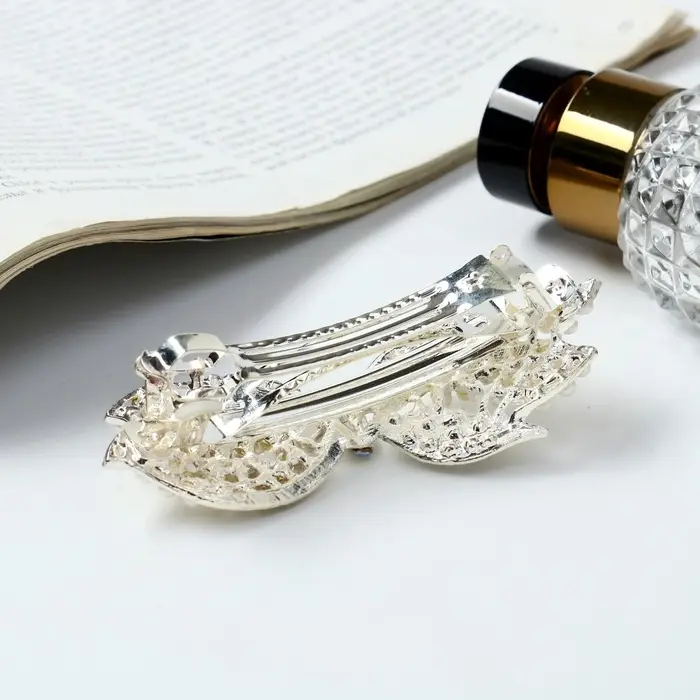 Заколка - автомат для волос &laquo;Гелая&raquo;, бантик, 9 см, серебристо-белая