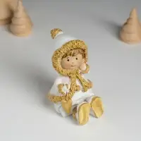 Фигурка полистоун &laquo;Малышка в белой шубке, с сердечком сидит&raquo;, 5&times;5.5&times;8 см