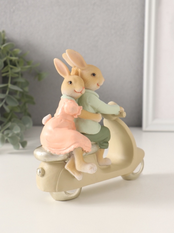 Сувенир полистоун Сувенир полистоун "Кролики - катание на мопеде" 14х7х15 см