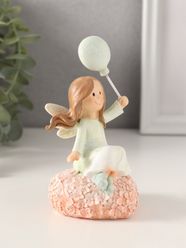 Сувенир полистоун "Малышка-ангел с шариком на цветочном сердце" 6,5х6,5х13 см