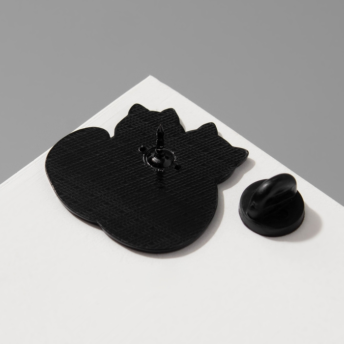 Значок Значок "Котики" влюблённые, цветной в чёрном металле