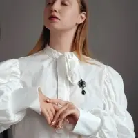 Брошь &laquo;Императрица&raquo;, вензеля, цвет изумрудный в сером металле