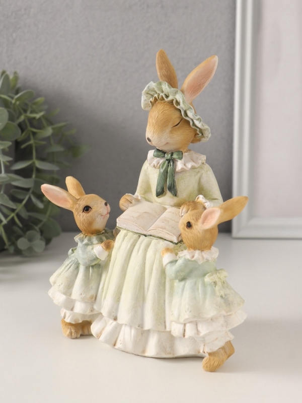 Сувенир полистоун Сувенир полистоун "Мама зайка с дочками - чтение сказок" зелёный 14х9,5х18,5 см