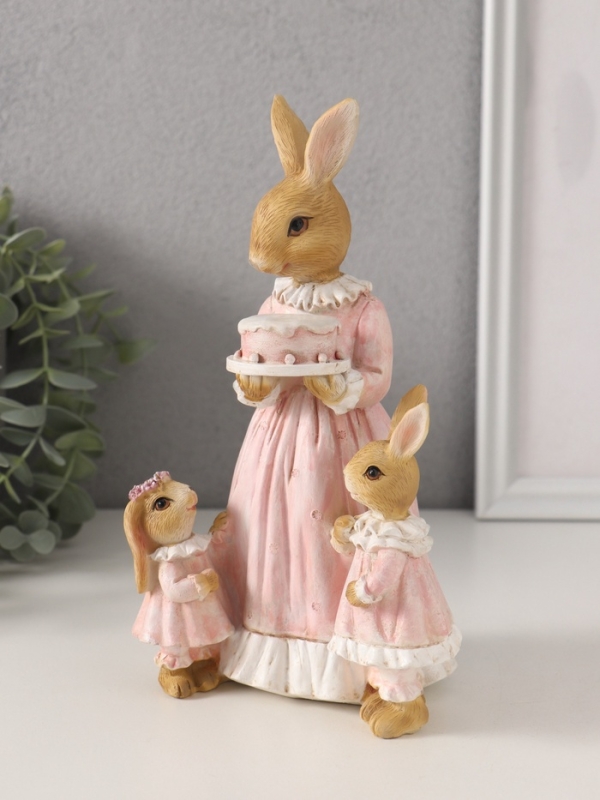 Сувенир полистоун Сувенир полистоун "Мама зайка с дочками - именнинный торт" розовый 12,5х9,5х20,5 см