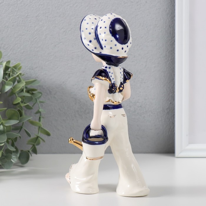 Сувенир керамика "Девочка с лейкой и лопаткой, в шляпке" кобальт 8х11х21 см