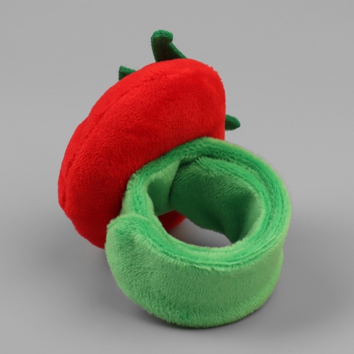 Игольница на браслете «Клубничка», 23 × 7 см, цвет зелёный/красный Игольница на браслете «Клубничка», 23 × 7 см, цвет зелёный/красный