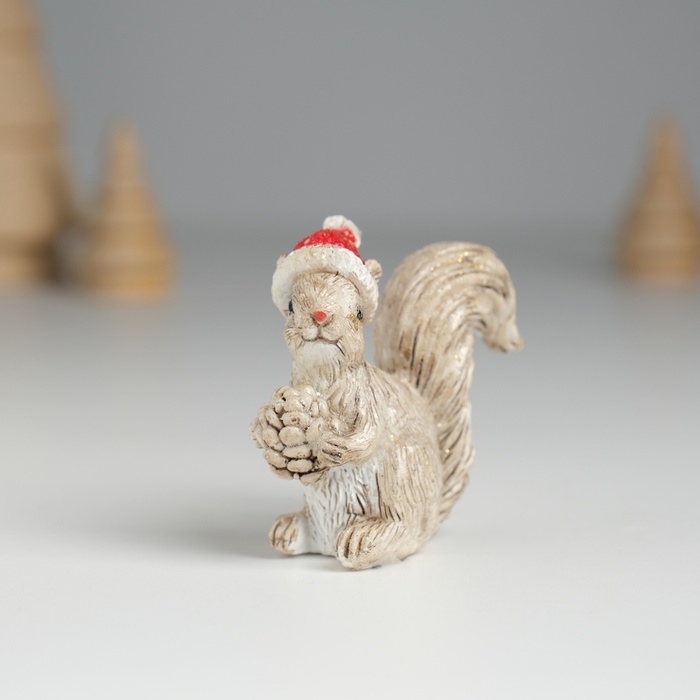 Сувенир полистоун  Сувенир полистоун "Белочка в красной шапочке" МИКС 5х7,7х4,5 см