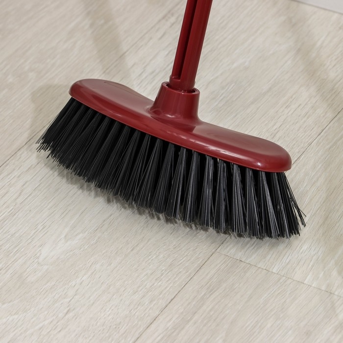Щётка для пола «Комфорт» с черенком, жёсткая, цвет МИКС Щётка для пола «Комфорт» с черенком, жёсткая, цвет МИКС