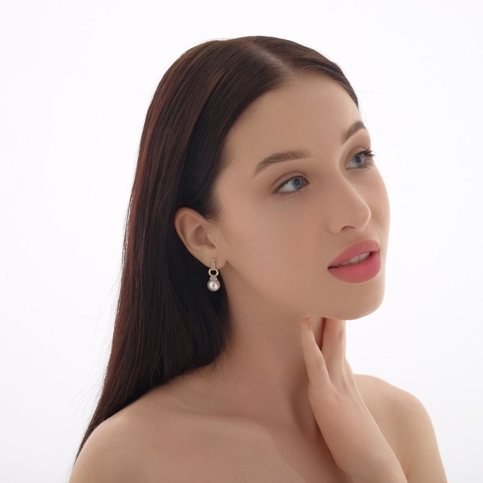 Серьги с жемчугом «Шарики и сцепление колец», цвет белый в золоте Серьги с жемчугом «Шарики и сцепление колец», цвет белый в золоте