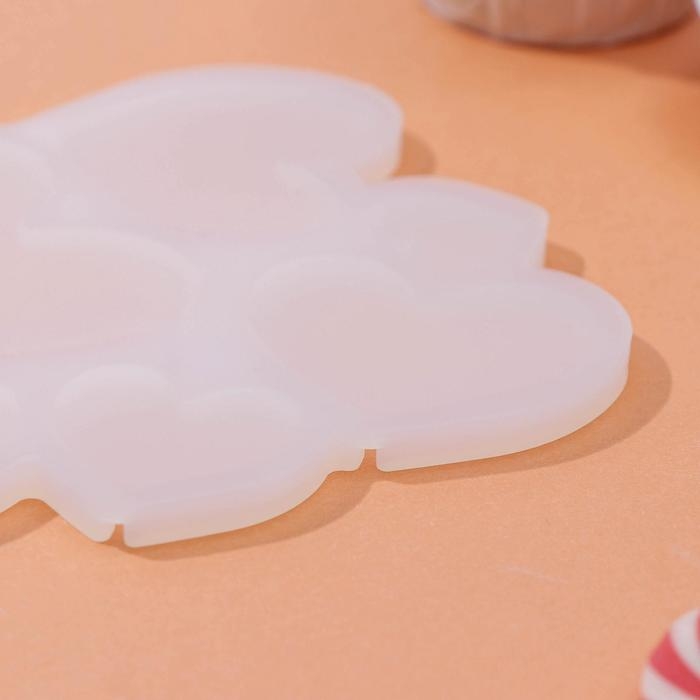 Форма для леденцов «Сердечки», силикон, 16×14×0,7 см, 6 ячеек, цвет белый Форма для леденцов «Сердечки», силикон, 16×14×0,7 см, 6 ячеек, цвет белый