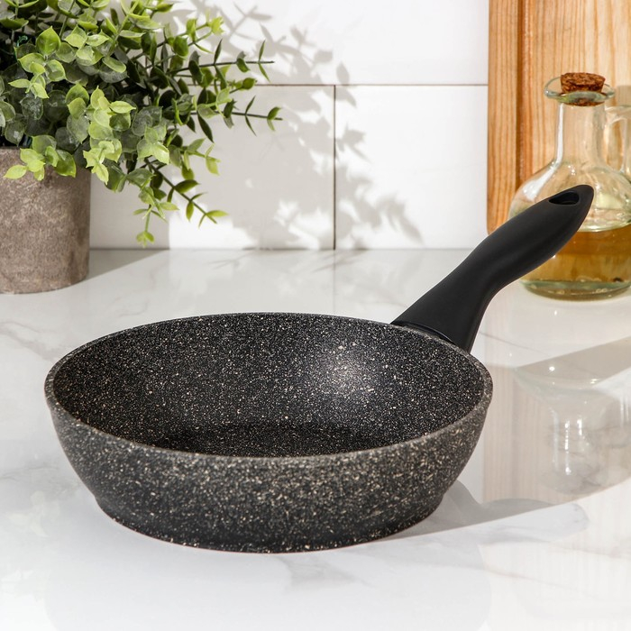 Сковорода «Алёна», d=20 см, пластиковая ручка, антипригарное покрытие, цвет чёрный Сковорода «Алёна», d=20 см, пластиковая ручка, антипригарное покрытие, цвет чёрный