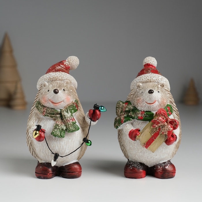 Сувенир полистоун  Сувенир полистоун "Ёжик в красном колпаке и зелёном шарфике" МИКС 6,5х6,5х10,2 см