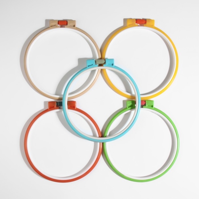 Набор для вышивания крестиком: канва без рисунка бежевая, 30×40 см, пяльцы d = 16 см, цвет МИКС Набор для вышивания крестиком: канва без рисунка бежевая, 30×40 см, пяльцы d = 16 см, цвет МИКС