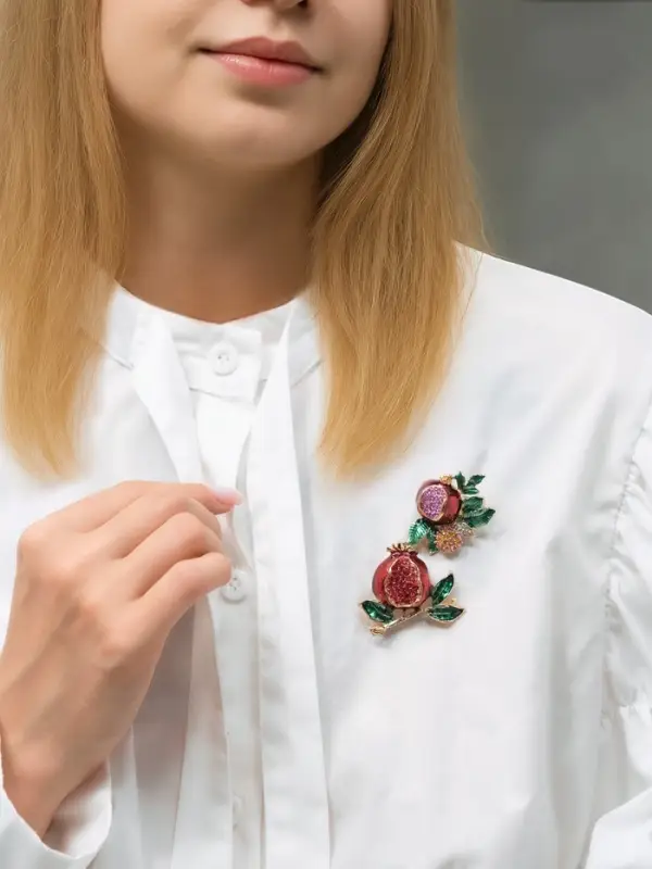 Брошь &laquo;Гранат&raquo;, с цветком, со стразами, цветная в золоте