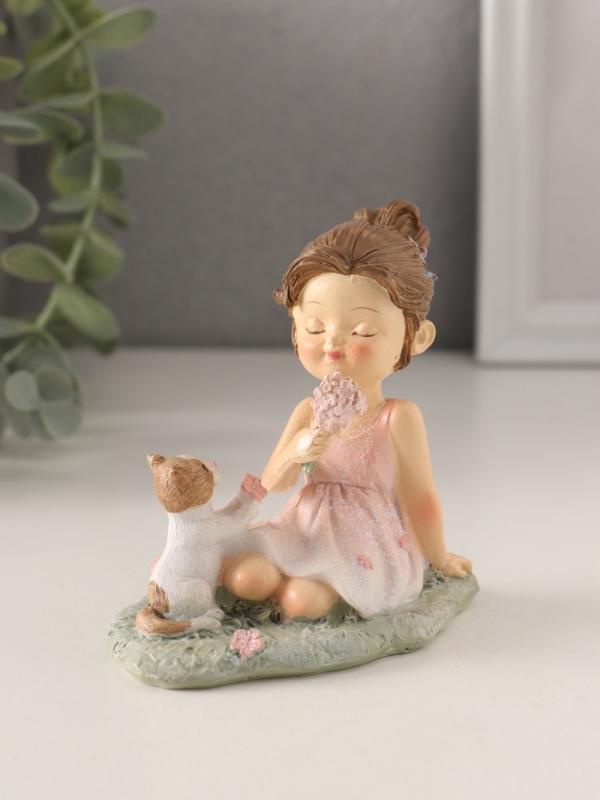 Сувенир полистоун Сувенир полистоун "Девчушка с котёнком на лужайке" розовый 9,5х6,5х8,5 см