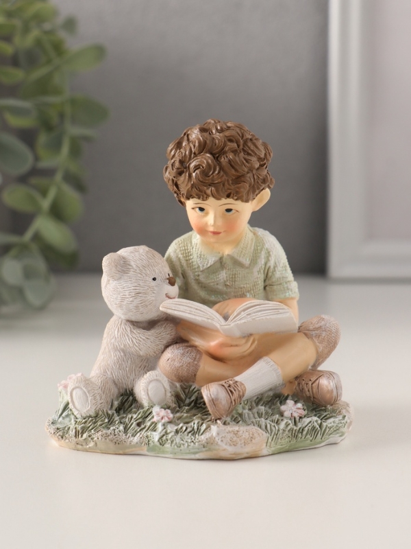 Сувенир полистоун Сувенир полистоун "Кудрявый мальчишка читает книжку медвежонку" 9х7х9 см