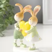 Сувенир полистоун "Зайки-малыши в зелёных нарядах, с большим жёлтым сердцем" 13,5 см