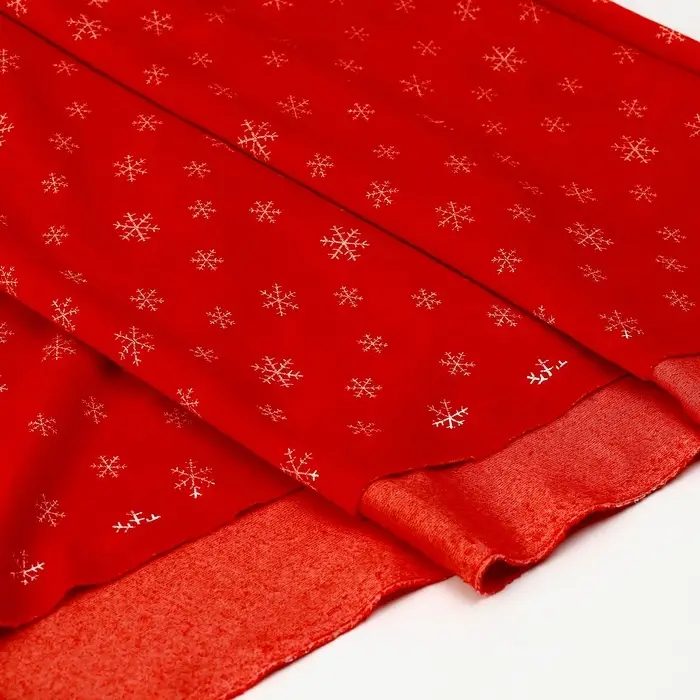 Лоскут Велюр на красном фоне, белые снежинки, 100&times;180 см